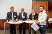 Unterzeichnung Memorandum of Understanding bei MedtecSummit 2025, Bayern Innovativ, Nürnberg
v.l.n.r.: Dr. Jörg Traub, Bayern Innovativ; Prof. Dr. Matthias Rohs, Rheinland-Pfälzische Technische Universität Kaiserslautern-Landau; Dr. Barbara Jonischkeit, BIOPRO Baden Württemberg GmbH; Dr.-Ing. Julian Lotz, BIOVOX