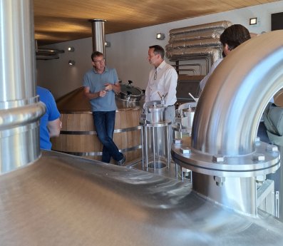 PM 47_26 Bild 2 Staatssekretär bei Brauerei Rogg.jpg