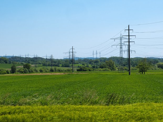 Stromleitung_Wiese.jpeg