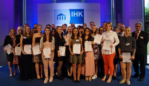Die geehrten Absolventinnen und Absolventen gemeinsam mit Gerd Stracke, langjähriger Vizepräsident der IHK Karlsruhe, Hans-Christoph Bruß, Geschäftsführer DEHOGA Karlsruhe, sowie Patric Barth, Vorsitzender der Fachgruppe Berufsbildung DEHOGA Karlsruhe