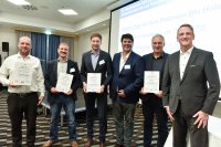Die Gewinner des FSK-Innovationspreis Schaumkunststoffe und Polyurethane 2022 (v.l.n.r.): Dipl.-Ing. Christoph Mack, Fraunhofer-Institute für Chemische Technologie ICT; Nicolas Frizen, Covestro Deutschland AG; Philipp Surray, Institut für Kunststoffverarbeitung (IKV) in Industrie und Handwerk an der RWTH Aachen; Hamid M. Farahmand und Peter Mechtold, RELAX YOUR LIFE; mit Moderator und FSK-Sprecher Converter Network Udo Storck, Masterfoam GmbH