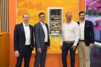 v.l.n.r. Markus Große Gorgemann, Geschäftsführer bei energielenker Solutions, Dr. Timo Berger, Chief Technology Officer von Weidmüller, Tobias Dollberg, Chief Executive Officer der energielenker Gruppe und Dr. Christian von Toll, Chief Sales Officer von Weidmüller geben auf der The smarter E Europe die Partnerschaft bekannt