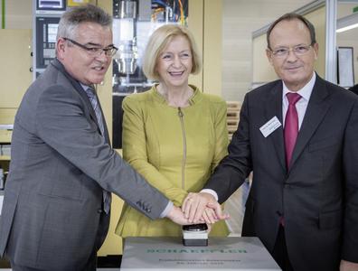 Ernst Nachtsheim, Werkleiter Schaeffler Luckenwalde, Bundesforschungsministerin Prof. Dr. Johanna Wanka und Prof. Dr. Peter Pleus, Vorstand Automotive der Schaeffler AG (v.l.), starten die Produktion eines neuen Rollenstößel-Moduls