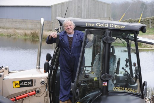 Alan Beattie mit seinem goldenen JCB Baggerlader.jpg