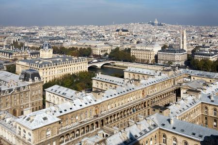 Noch bis Ende des 19. Jahrhunderts waren in Paris bis zu 90 % der Dächer mit Zinkblech gedeckt. Auch moderne Gebäude im Pariser Stadtgebiet tragen heutzutage Zinkdächer / Bildquelle: Initiative ZINK/VMZINC