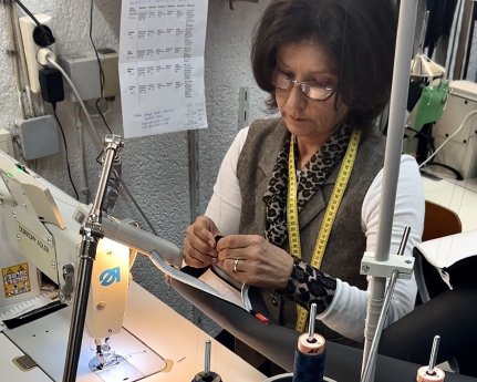 PM 07_26 Bild 1 Schneidermeisterin Christiane Broghammer.jpeg