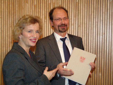 Ministerin Münch übergibt Fördermittelbescheid an Prof. W. Mehr (IHP).jpg