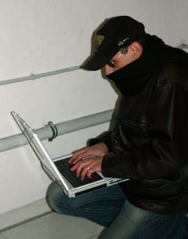 Hacker mit Laptop.jpg