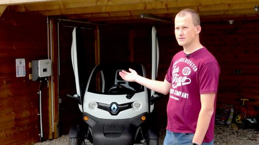 Elektrisch mobil mit eigenem Strom: Bastian Reitmeyer vor seinem Twizy