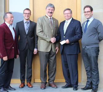 Seit vielen Jahren spendet die WITTENSTEIN AG zu Weihnachten anstelle von Kundengeschenken an die St. Josefspflege Mulfingen. Klaus Spitzley (2. von rechts, Vorstand a.D. der WITTENSTEIN AG und Stiftungsrat der Förderstiftung der St. Josefspflege Mulfingen) überreichte einen Scheck über 5.000 Euro an Johann Dirnberger (Bildmitte, Geschäftsführer der St. Josefspflege Mulfingen gGmbH). Ganz links im Bild Stiftungsrat Hermann Limbacher, 2. von links Stiftungsrat Michael Haag, ganz rechts Pfarrer Ingo Kuhbach, Vorstand Förderstiftung St. Josefspflege.