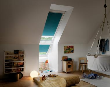 Mit dem VELUX Verdunkelungs-Rollo schlafen Kinder im Sommer leichter ein und der Kampf ums zu Bett gehen ist passé