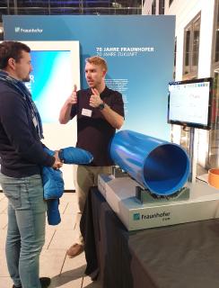 Auch wissenschafltliche Exponate gab es zu entdecken. Hier: Karl Henrik May vom Fraunhofer ITWM erklärt die flexible Rohrinspektion mithilfe von Terahertz-Technologie © Fraunhofer ITWM