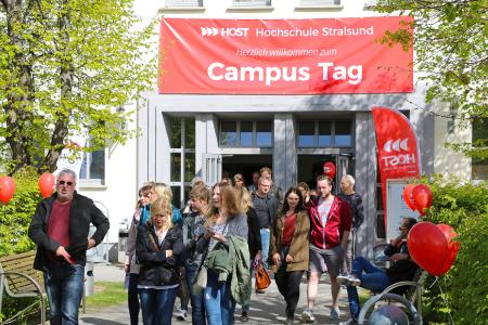 Besucher beim Tag der offenen Tür auf dem Campus der Hochschule Stralsund 2018 / Foto: Claudia Rahn