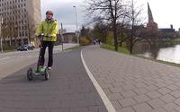 Ideal für die Innenstadt: Scuddy, der Scooter Buddy, ist ein emissionsfreier e-Roller, lieferbar in 35 km/h oder 20 km/h schnellen Versionen mit 40 km bzw. 30 km Reichweiten