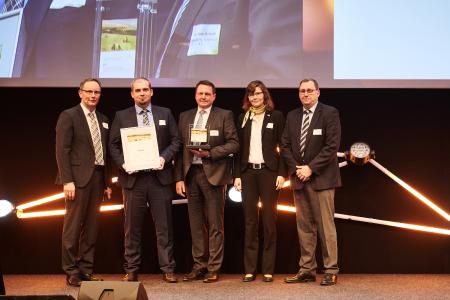 from left: Rüdiger Mohr (CLAAS Head of Group purchasing), Ronald Machens (REYHER Key Account Manager), Klaus-Dieter Schmidt (CEO, REYHER), Elke Krawinkel (Lead Buyer, CLAAS), Dietmar Düsing (Head of Logistics, CLAAS Service and Parts) (Photo: Rüsing / Studio Toelle)
