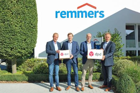 Seit mehr als 15 Jahren arbeiten Remmers und DPD erfolgreich zusammen: v.l.n.r. Klaus Korfhage (Leiter Transportlogistik bei Remmers), Jan-Hendrik Voss (Leiter SCM und Logistik bei Remmers), Ingo Fuchs (Geschäftsführer für Produktion und Logistik bei Remmers) und Kai Rietenbach, Cluster Sales Manager bei DPD Deutschland / Bildquelle: Remmers, Löningen