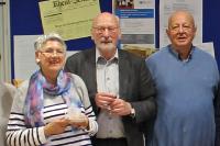 Von links: Prof. Dr. Annemarie Kuhn (Lehrende von BASA-online), Prof. Dr. Dr. h.c. Detlef Baum (damaliger Dekan des Fachbereichs Sozialwissenschaften an der Hochschule Koblenz) sowie Prof. Friedrich-Wilhelm Seibel (damaliger Studiengangsleiter von BASA-online). Foto: Hochschule Koblenz/Fachbereich SW)