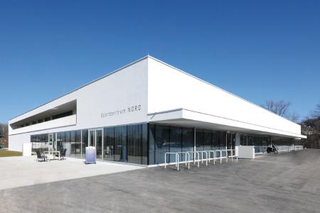 Im Salzburger Stadtteil Liefering wurde nach den Entwürfen von Karl und Bremhorst Architekten, Wien, das neue Sportzentrum Nord errichtet. Glas und Betonplatten prägen die Fassade