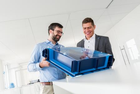 Ein Gehäuse, das nicht ins Gewicht fällt: Daniel Nierhoff, Forschung und Entwicklung und Andreas Untiedt, Kundenprojektingenieur, beide bei thyssenkrupp Steel, haben einen crashsicheren und kostengünstigen Batteriekasten für E-Autos konzipiert © thyssenkrupp Steel Europe AG