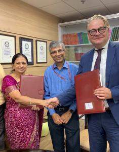 Prof. Dr. Tanuja Nesari, Direktorin des All India Institute of Ayurveda (AIIA), Dr. Vaidya Rajesh Kotecha, Staatssekretär für das indische AYUSH-Ministerium und Dr. Christian Garbe, Geschäftsführer des Frankfurter Innovationszentrum Biotechnologie GmbH (FiZ) bei Unterzeichnung der Absichtserklärung in Neu-Delhi, Indien / Bildrechte: FIZ Frankfurter Innovationszentrum Biotechnologie GmbH