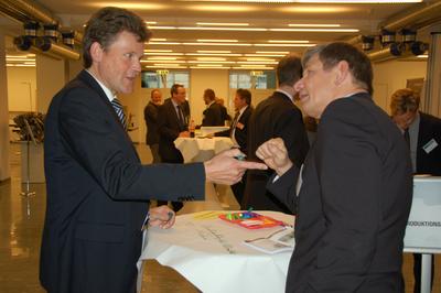Professor Dr. Reiner Bührer (l.) und Michael Scheib, Geschäftsbereichsleiter Fahrzeugteile