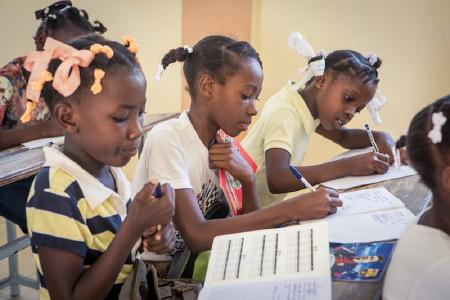 Die in Berlin gegründete Initiative PEN PAPER PEACE setzt sich in Deutschland für die politische Inlandsarbeit mit Kindern und Jugendlichen ein und macht sich auch in armen Ländern für Kinder stark / Foto: PEN PAPER PEACE