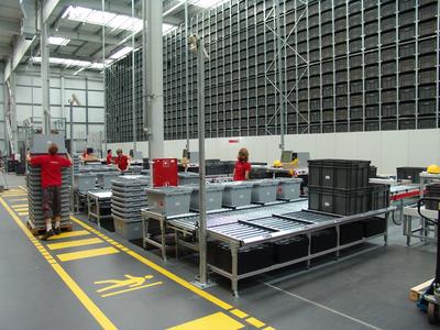 Im AKL arbeiten drei TGW Mustang Regalbediengeräte mit Lastaufnahmemitteln vom Typ Kombiteleskop für doppelttiefe Lagerung ausgestattet / TGW Logistics Group GmbH