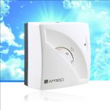 Das AFRISO Raumthermostat TA 03 eignet sich zur Regelung der Raumtemperatur in Räumen. Um optimal arbeiten zu können, sollte es an einer Innenwand, fern von Wärmequellen, Zugluft oder Sonneneinstrahlungen, platziert werden. Der Regler verfügt über eine Abschaltfunktion für die Sommermonate und kann dank Aufputz-Montage auch im Nachhinein schnell und einfach in Betrieb genommen werden. (Foto: AFRISO) 