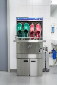TopClean 60 reinigt und desinfiziert einfach, schnell und zuverlässig alles, was auf Stationen anfällt: Waschschüsseln, Tabletts, Blumenvasen, OP-Schuhe, Kinderspielzeug u.v.m.