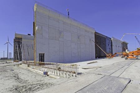 The corbel supports for the crane rails and for the precast concrete roof beams were cast together with the walls in one pour. Clearly visible is the way that NOEtop panels can be combined without disturbing the consistency of the panel pattern.