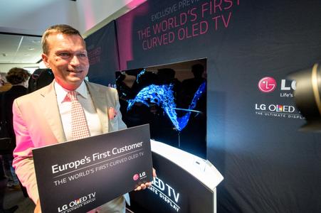 LG Oliver Munzel erwarb als erster Kunde in Europa den EA9809 das neue LG TV Flaggschiff Modell