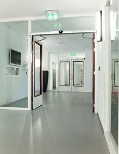 Automatische Dreh- und Schiebetürsysteme von GEZE in Pflegeeinrichtungen und Krankenhäusern öffnen und schließen berührungslos und erleichtern Pflegekräften die Arbeit (Foto: Erwin Kamphuis für GEZE GmbH)