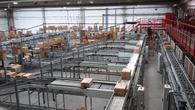 Dematic erweitert bestehenden Kommissionierstationen und Packbereiche, die ab 2018 einsatzbereit sein sollen.