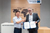 Unterzeichnung der Kooperationsvereinbarung bei Hennecke Machinery Shanghai am 29. Juli 2025. Von l. nach r.: James Zhang, stellvertretender Geschäftsführer YIZUMI und Thomas Wildt, CEO der Hennecke GROUP. Unterzeichnung der Kooperationsvereinbarung bei Hennecke Machinery Shanghai am 29. Juli 2025. Von l. nach r.: James Zhang, stellvertretender Geschäftsführer YIZUMI und Thomas Wildt, CEO der Hennecke GROUP.