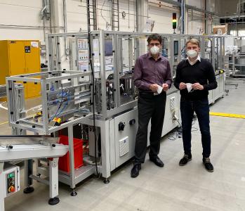 André Lang, Geschäftsführer Norafin, & Johannes Loos, Business Unit Manager Norafin, vor der neuen Maskenproduktionslinie