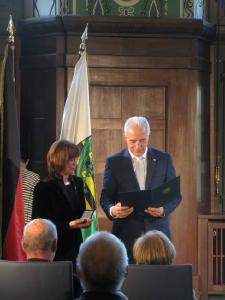 Ministerpräsident St. Tillich verleiht Petra Tröger das Bundesverdienstkreuz (Foto: Christian Kalkbrenner)