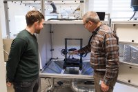 Bei der Inbetriebnahme des CO₂‑Schneestrahlreinigungsgeräts JetWorker P16 am SKZ erläutert Peter Eggert (Sales & Technology-Experte bei der acp systems AG, rechts) David Herbig (Scientist am SKZ) die Funktionsweise der Anlage.