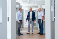 Zu Besuch bei ak-technik in Haan: Die beiden Geschäftsführer Gerd Beckershoff (re.) und Thilo Beckershoff (li.) zeigen SELVE-Außendienstmitarbeiter Andreas Galler ihre einladenden, neu gestalteten Ausstellungsräume. Hier präsentiert der Konfektionär und Komplett-Lieferant auch die SELVE-Fluchtweglösung MAN Rescue.