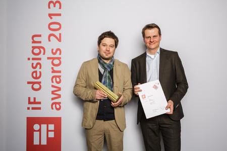 Bei der Preisübergabe von links
Marco Müller, Loewe
Edmund Englich, Loewe Bereichsleiter Design