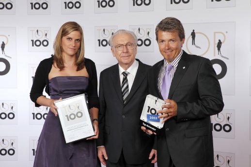 Übergabe des TOP 100-Gütesiegels an Simon Hegele durch Mentor Lothar Späth.jpg