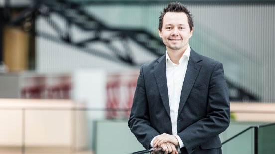 Fronius_SE_PR_Fronius eröffnet erste grüne Wasserstoff-Betankungsanlage Österreichs_04_Ruehrling.jpg