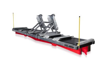 Der V13 mit 13 Borstenreihen führt auf einer Spannbreite von 4,8 Meter das Schüttgut, Recyclingmaterial und Ernte sicher, schnell und sauber zum Zielplatz