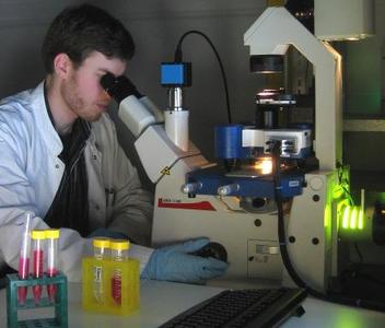 Steve Pawlizak, a post graduate student in Professor Käs’ group at the University of Leipzig using the JPK CellHesion200 system