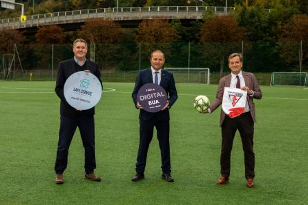 Über 30.000 Tiroler*innen sind aktiv in Fußballvereinen engagiert. Am 13.10.2020 wurde die neue App präsentiert (v. l.): Dieter Duftner, CEO duftner.digital, Landeshauptmann-Stellvertreter Josef Geisler und Präsident Josef Geisler vom Tiroler Fußballverband (TFV).