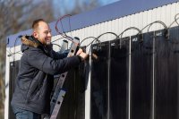 Die Photovoltaik-Paneele, die die EV-Ladestationen mit sauberer Solarenergie versorgen, sind auf dem Universitätscampus der TU Ilmenau installiert 