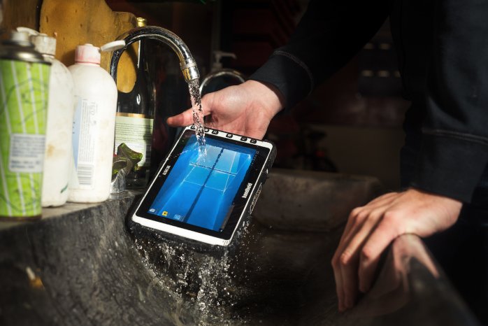 Handheld-Algiz-8X-rugged-tablet-water.jpg