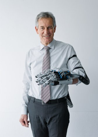 Dr. Eberhard Veit, Vorstandsvorsitzender der Festo AG, mit ExoHand.jpg