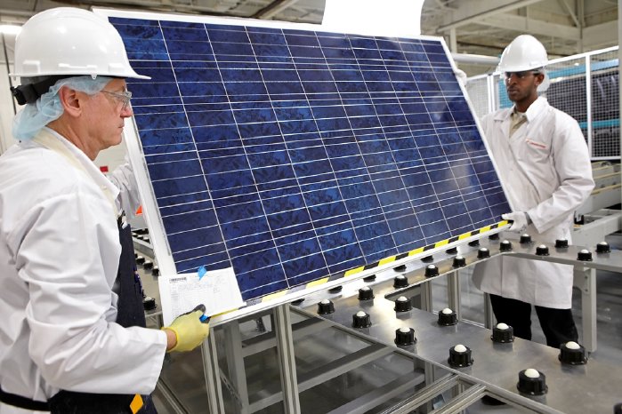 Solarmodul von Canadian Solar in der Produktionsanlage im kanadischen Guelph.jpg