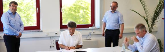 Von links nach rechts: Dirk Kretzschmar, Geschäftsführer von TÜViT und Mitglied der Konzerngeschäftsleitung der TÜV NORD GROUP, Eike Führ, Geschäftsführer TÜV NORD IT Secure Communications GmbH & Co. KG sowie Dr. Manfred Lebherz & Dipl.-Ing. Roland Götz, Vorstand LS telcom bei der Unterzeichnung des Kooperationsvertrags