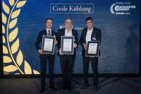 Martin Neubauer, Kundenbetreuer im Vertrieb bei Rittal und Empfänger der Auszeichnung vor Ort (Mitte): 